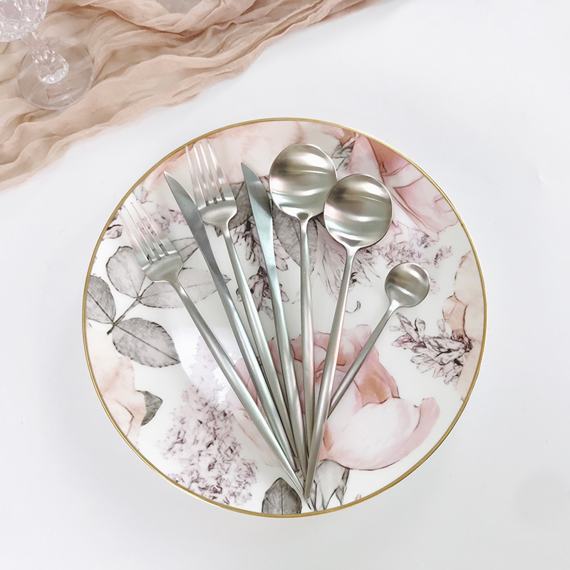 Matt ezüst edények kerek kialakítású kanállal, szatén kész étkészlettel, mosogatógépben mosható evőeszközkészlettel (5)