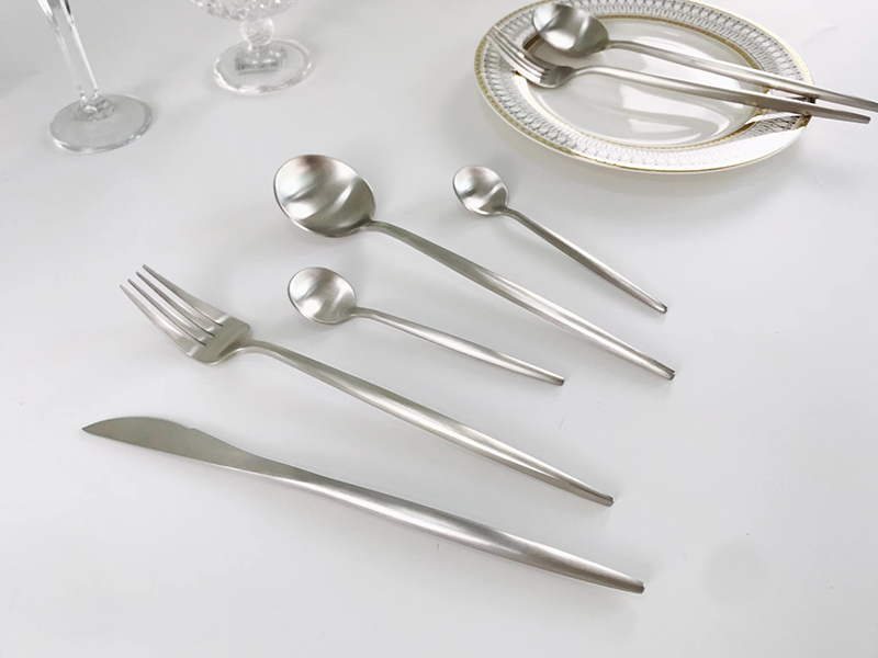 Mat srebrni pribor sa žlicom okruglog dizajna Sateniran pribor za jelo koji se može prati u perilici posuđa (8)