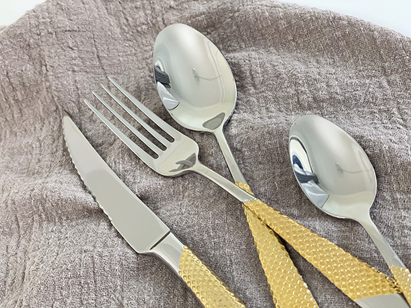 4-Piece-Stainless-Steel-Cutlery-With-Real-Gold-Plated-On-Handles-(1)